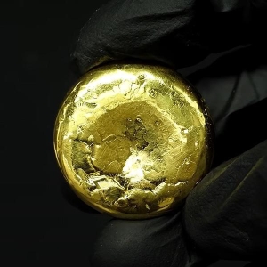 中美紧张局势加剧市场不确定性，金价保持坚挺