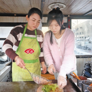 过年回家，大学生的假期生活怎么过（民生一线）