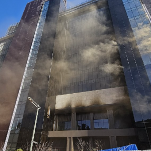 韩国釜山一度假村工地发生火灾 已致6人死亡