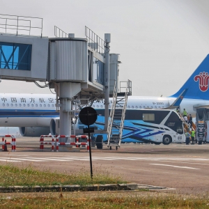 首批200名缅甸妙瓦底中国籍涉诈嫌犯被押解回国