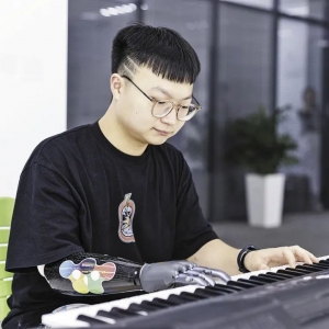 能弹琴打字、可攀岩冲浪！国产智能仿生假肢已量产