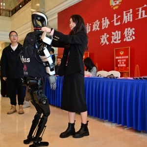 【组图】人形机器人“记者”首次亮相深圳两会报道现场