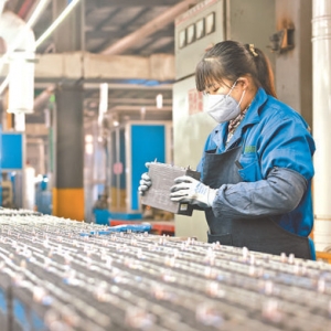 答好“小电驴”这张综合考卷（经济聚焦）