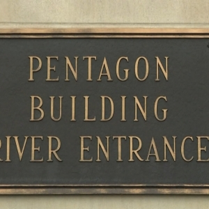 政府大规模解雇试用期员工 美国法官裁定：违法