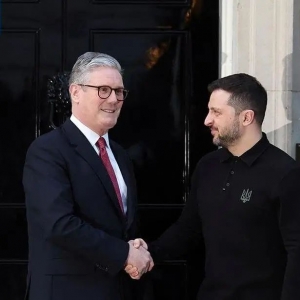 泽连斯基与英国首相握手拥抱 22.6亿英镑贷款协议签了！谈崩后 美财长最新发声 ...