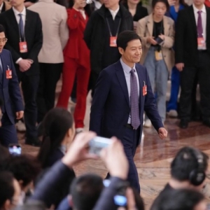 雷军亮相“代表通道”：将把最新AI技术应用到各个终端