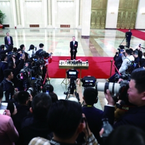 首场“部长通道”回应关切 释放推动经济回升向好信号