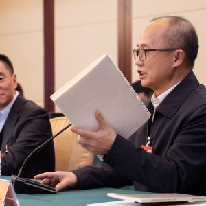 来触摸这份特殊的政府工作报告