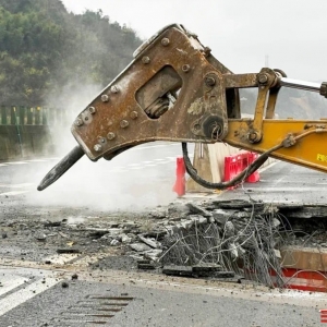 京港澳高速耒宜改扩建项目全线首座桥梁安全拆除