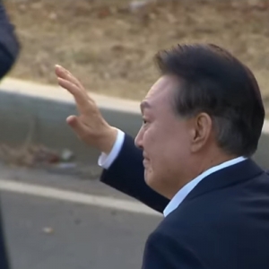 被捕满52天后 韩国总统尹锡悦被释放