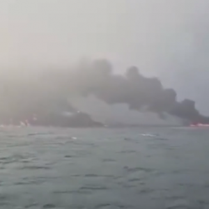 美国化学品油轮与货船相撞 现场浓烟滚滚还有火光 英国出动飞机和船只救援 ...