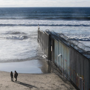 “再修11公里”，美重启美墨边境墙建设