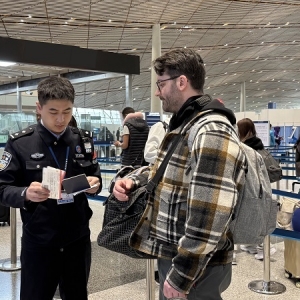 北京口岸今年出入境人员数量突破400万人次 较去年同期增长23% ...