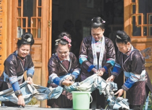 侗歌婉转  蜡染多彩  侗寨迎客来（推进文化自信自强） ...