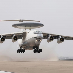 金正恩指导无人机研发和探测电子战研究团队工作