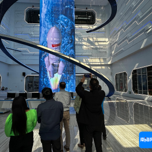 11国记者走进文昌航天超算中心 共探航天科技魅力