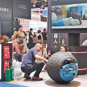 真热闹！服务机器人组团参加广交会