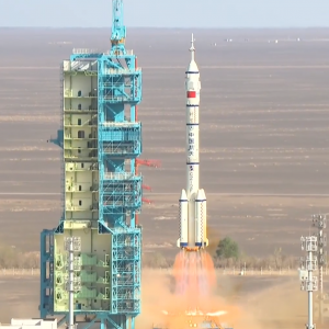 神舟二十号载人飞船发射升空