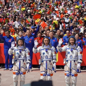 神二十航天员乘组，领命出征！