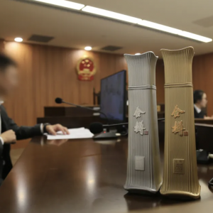 酒瓶外形仿照北京第一高楼“中国尊”，涉事企业被判赔偿45万元 ...