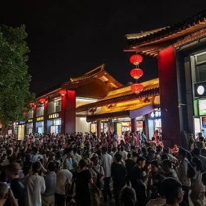 热搜！酒店爆满，游客求助文旅局，最后免费住进局长家！多地景点“约满、售罄”，敦煌 ...