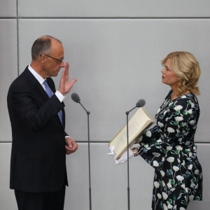 默茨经两轮投票当选德国总理