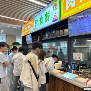 “轻食风”吹进校园 高校食堂减脂餐“圈粉”年轻人