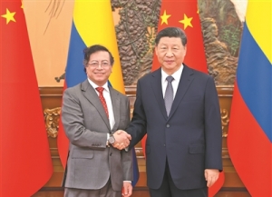 习近平会见哥伦比亚总统佩特罗
