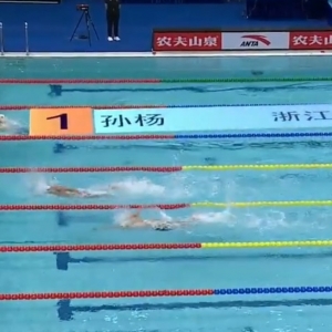 全国游泳冠军赛男子200米自由泳预赛 孙杨获得小组第一