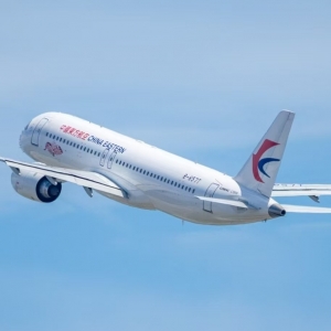 身披“闪耀中国红” 国产大飞机C919再添新航线