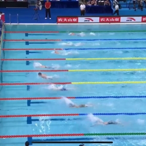 全国游泳冠军赛女子100米蝶泳决赛：余依婷夺冠 张雨霏摘银