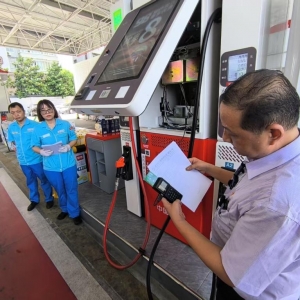 汽车加完油，留在加油枪和油管里的油计费吗？