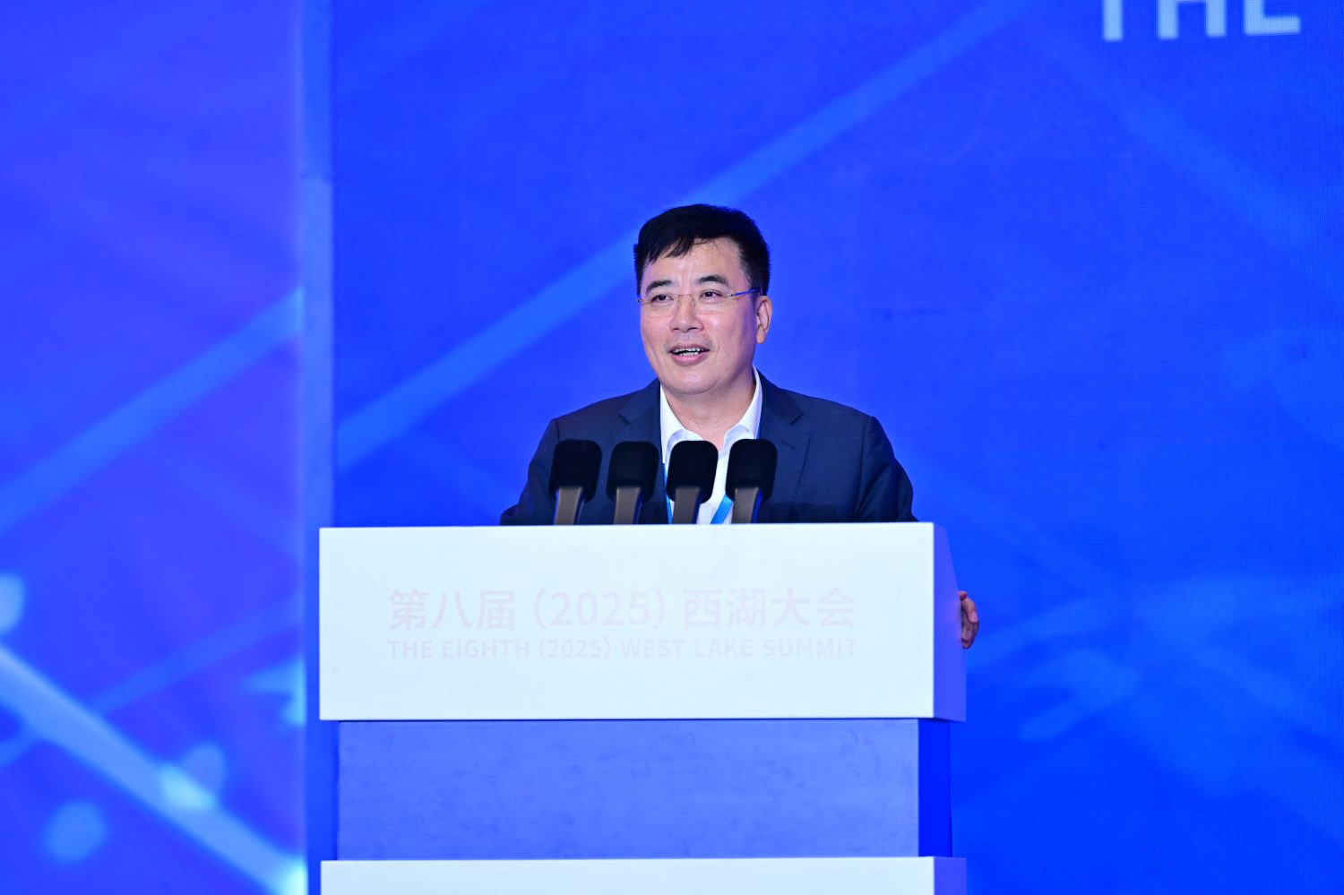 1747886674281588.jpg 图为浙商银行股份有限公司党委书记、董事长陆建强作主旨演讲。.jpg