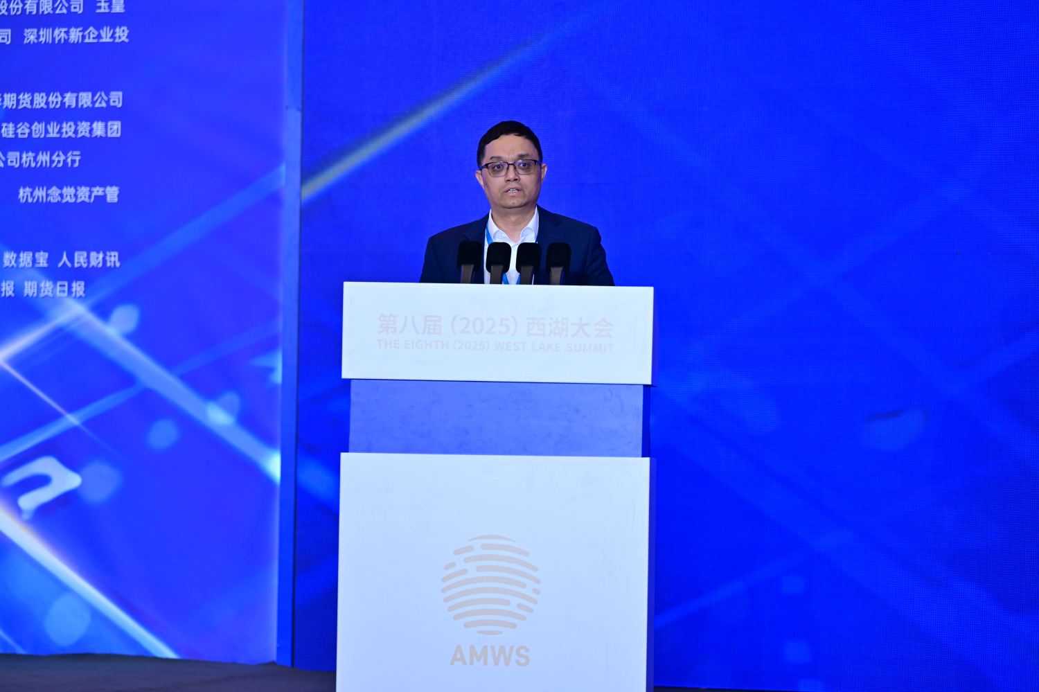 1747886909831176.jpg 图为浙商证券股份有限公司党委书记、总裁钱文海作主旨演讲。.jpg