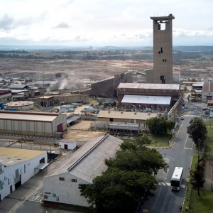 南非一金矿发生事故 约300名矿工被困井下