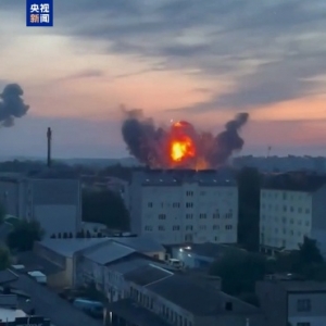 俄大举轰炸乌军工企业，乌总统：袭击几乎覆盖全境