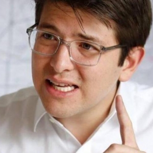 哥伦比亚右翼总统候选人遭枪击受伤 情况危急