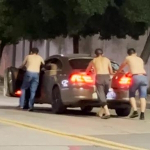 三名男子酒后路上推车数百米回家，算酒驾吗？交警回应