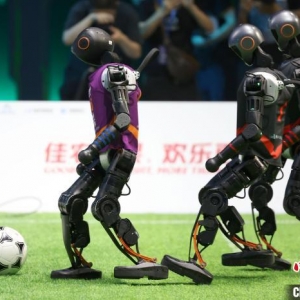 国内首场机器人足球3v3 AI赛落幕 清华大学火神队夺冠