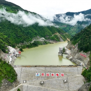 西部大开发重点工程巴拉水电站首台机组正式投产发电