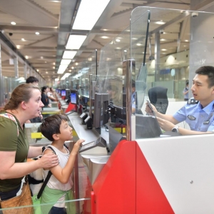 北京口岸上半年出入境人员总量突破千万人次