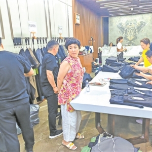 实探东北最大服装批发市场：年交易额超900亿 销往120多个国家地区 ...