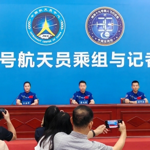 神舟十九号航天员乘组太空归来后首次公开亮相