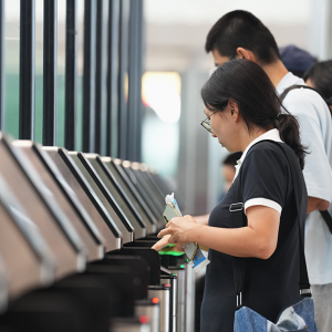 国家移民管理局：今年上半年3.33亿人次出入境