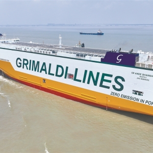 【图片新闻】 “宏盛上海”汽车滚装船成功试航