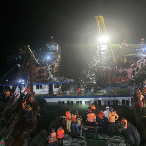 越南游船倾覆事故官方通报：游船实载49人，确认35人死亡4人失踪 ...