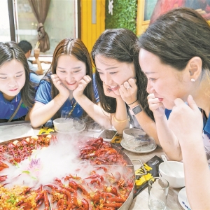 湖北夏季“顶流”小龙虾撬动千亿产业链