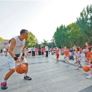 “再平凡的球场，也能承载梦想”（微光）