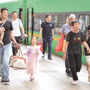 【图片新闻】 暑运过半，全国铁路发送旅客4.41亿人次