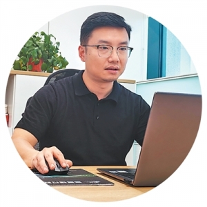 在绿水青山中雕刻金山银山的年轻人（美丽中国）